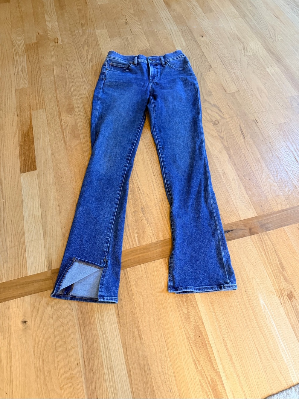 Ladies Size 6R "Express" Skyscraper Mid-Rise Blue Flare Jeans with Hem Slit GUC